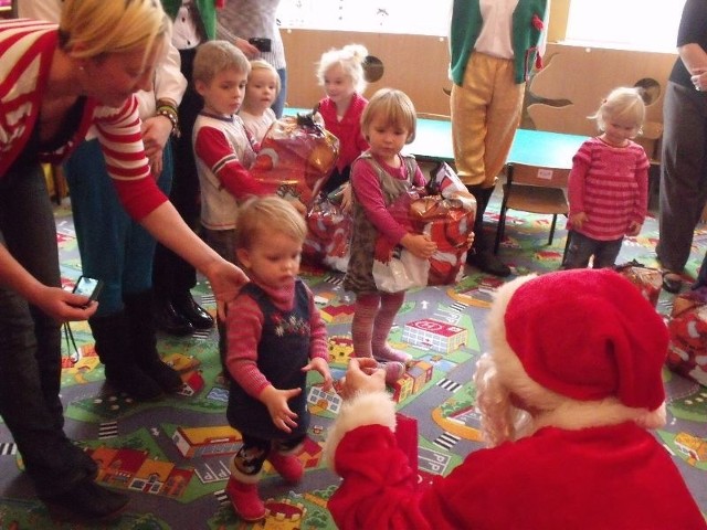 Dzieci cieszyły się z prezentów, które dawał im Mikołaj