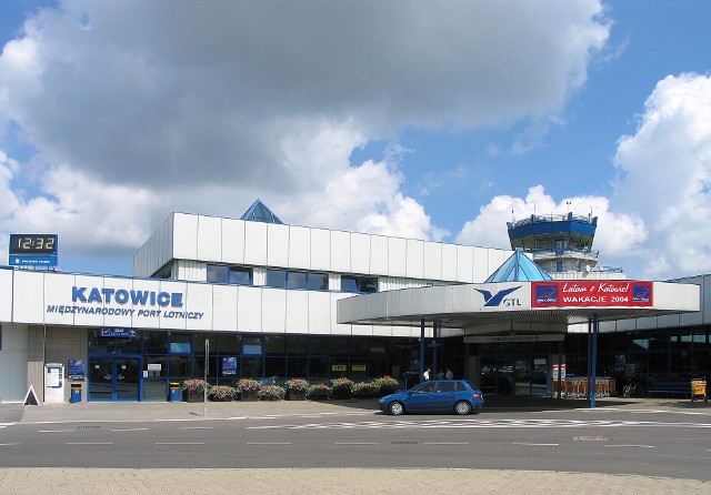 Rok 2004 i terminal pasażerski Katowice Airport od strony parkingu.