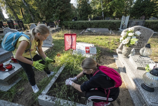 Sprzątali groby powstańców wielkopolskich na Junikowie.
