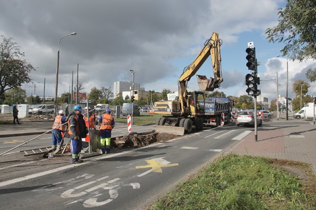 Na ul. Słowiańskiej i Bolka, podobnie jak na Sarmackiej, budowa tramwaju na Naramowice spowodowała konieczność zamknięcia odcinków ulic. Na razie jednak prace te nie utrudniły życia kierowcom - ruch na Naramowicach odbywa się płynnie.Zobacz więcej zdjęć ---->