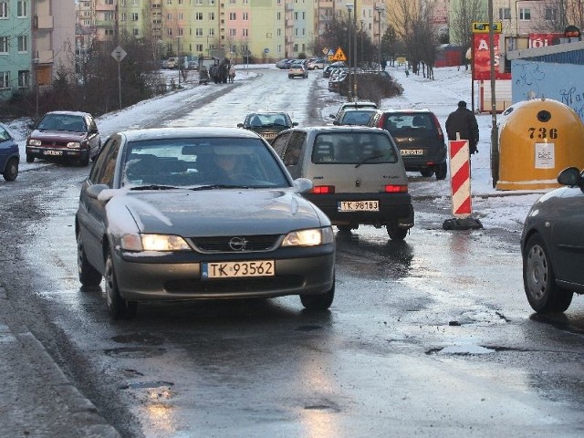 Ulica Orląt Lwowskich jest dziurawa i obciążona  ruchem, więc zostanie wyremontowana a mieszkańcy uszczęśliwieni ekranami akustycznymi.