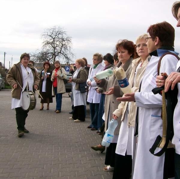 Przez dwie godziny pielęgniarki protestowały na placyku przed siedzibą Zakładu Opieki Zdrowotnej w Szydłowcu.