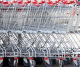 Wyższe pensje w Tesco, Lidlu i Kauflandzie. Markety podnoszą pensje. Od kiedy? W Biedronce pensje już wzrosły. Ile zarabiają kasjerki? 25.02