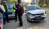 Wypadek na placu Powstańców Śląskich we Wrocławiu. Zderzyły się dwa samochody osobowe. Mogą pojawić się utrudnienia [ZDJĘCIA]