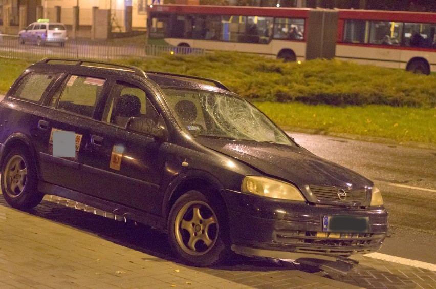 Wypadek na ul. Głębokiej: Samochód potrącił dwie osoby (FOTO)