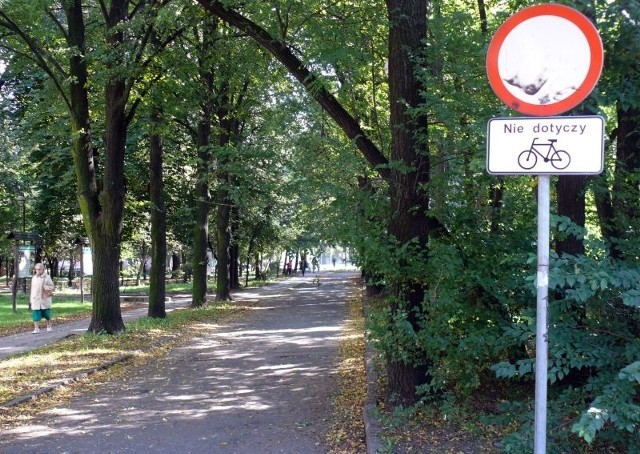 Drogowcy zamontowali tabliczki pod znakami zakazu ruchu, dzięki którym rowerzyści mogą korzystać z odcinka ulicy Kolberga przy parku Leśniczówka.