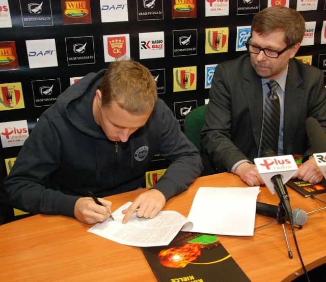 Sander Puri (z lewej) podpisał wczoraj kontrakt z Koroną Kielce. Na zdjęciu z prezesem kieleckiego klubu Tomaszem Chojnowskim.