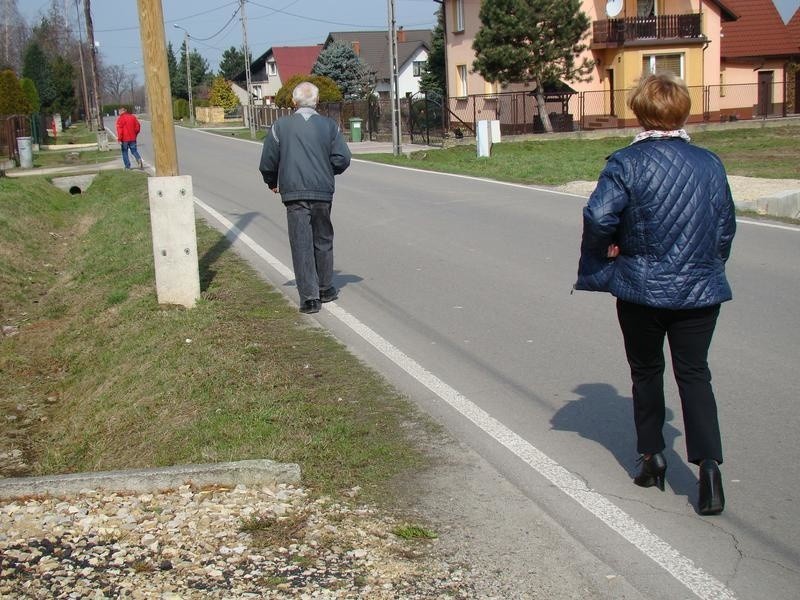 Na ul. Przecznej w Jawiszowicach mieszkańcy uciekają do rowów przed pędzącymi samochodami