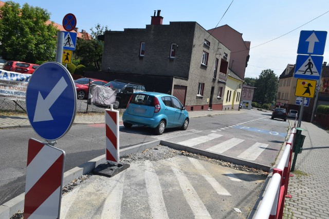 Drogowcy przygotowali szykany po ulicy Wałowej w Wodzisławiu Śl.Zobacz kolejne zdjęcia. Przesuwaj zdjęcia w prawo - naciśnij strzałkę lub przycisk NASTĘPNE