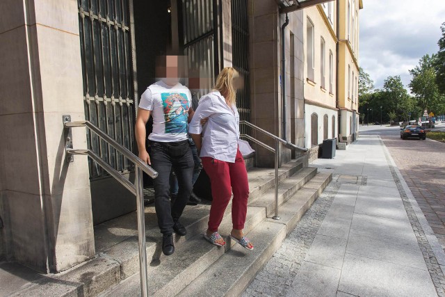 Katarzyna R. opuszcza gmach Sądu Rejonowego w Słupsku po posiedzeniu sądu aresztowego, który zdecydował o jej tymczasowym aresztowaniu na dwa miesiące.