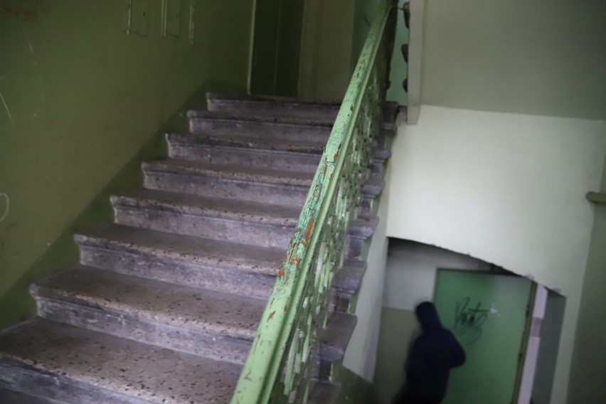 Martwy bezdomny znaleziony na klatce schodowej kamienicy przy ul. Legionów