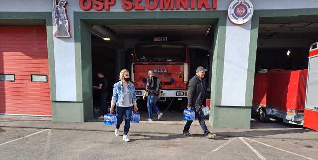 Zbiórka wody pitnej dla pacjentów covidowych szpitali w Miechowie i Proszowicach przyniosła ogromne efekty zebrano kilkaset zgrzewek wody