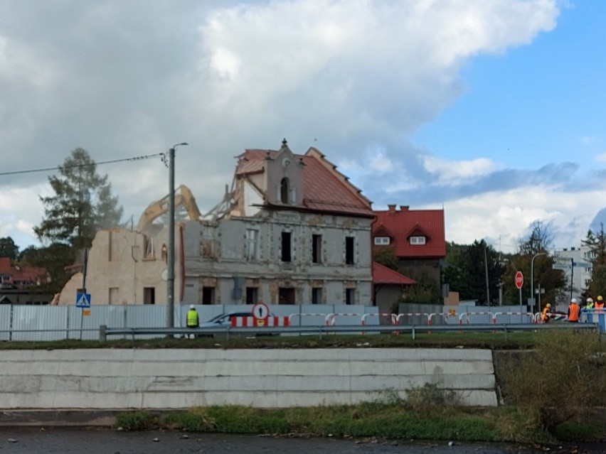 Tak wyburzano charakterystyczną kamienicę przy ul. Andersa 1...