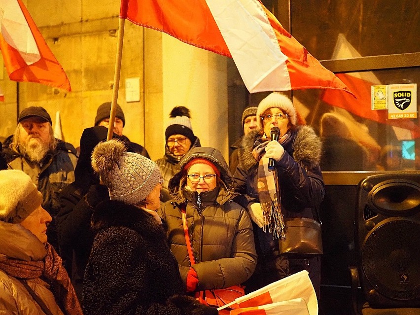 Protestujący zebrali się przed wejściem do TVP Łódź.