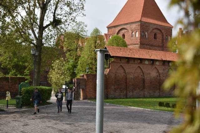 Po elektronicznej tablicy wyświetlającej informacje dla kierowców został tylko słup. Nie wiadomo, kiedy system zacznie znowu działać. MZD przygotowuje się dopiero do przetargu na jego wykonawcę