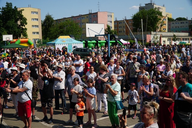 Odbyły się koncerty - m. in. Orkiestry Komendy Wojewódzkiej Policji z Wrocławia, ale nie zabrakło prezentacji muzycznych dzieci i młodzieży szkolnej i przedszkolnej. Można było uczestniczyć też w zajęciach zumby, a nawet podziwiać pokaz tresury psów policyjnych. Zorganizowano też inne atrakcje dla dzieci, takie jak gry i zabawy, miasteczko policyjne, straż pożarna, harcerze, koło fortuny.