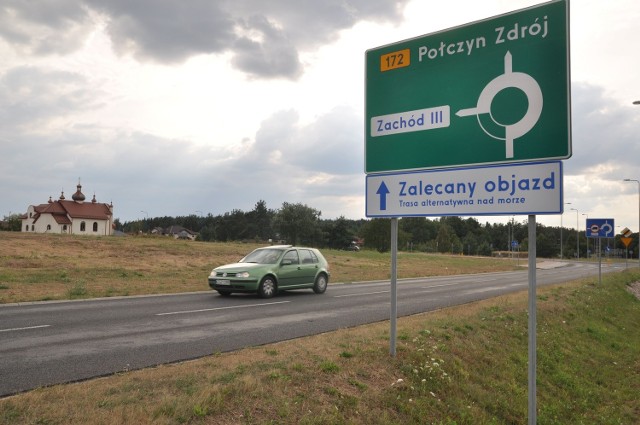 Znak informujący o mniej zatłoczonej trasie nad morze koło ronda na osiedlu Zachód w Szczecinku. Fot.