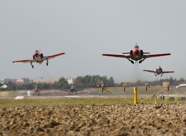 Air Show 2015 w Radomiu. Hiszpanie z zespołu akrobacyjnego Patrulla Aquila przelecieli tuż nad płotem lotniska na Sadkowie.