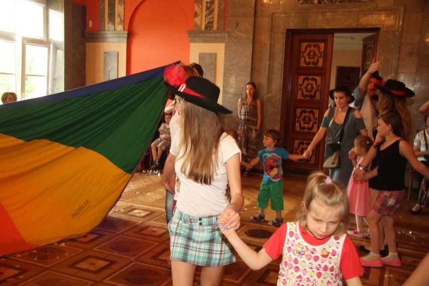 Dzieci z rodzin zastępczych świętowały w Wojewódzkim Domu Kultury w Kielcach
