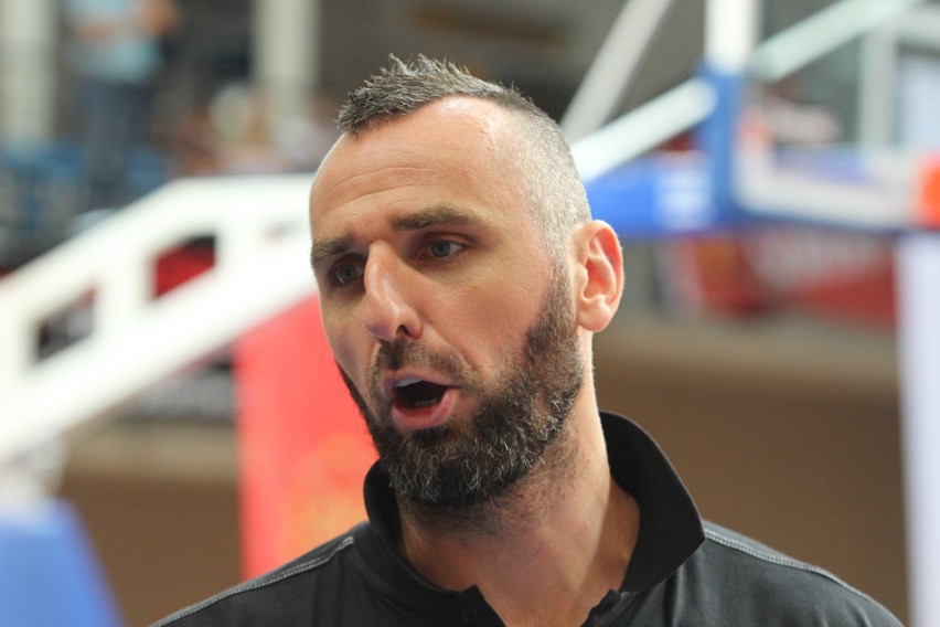 Marcin Gortat trenuje dzieci na Marcin Gortat Camp w...