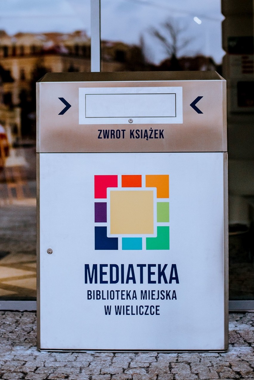 Przed budynkiem biblioteki w Wieliczce zamontowano...