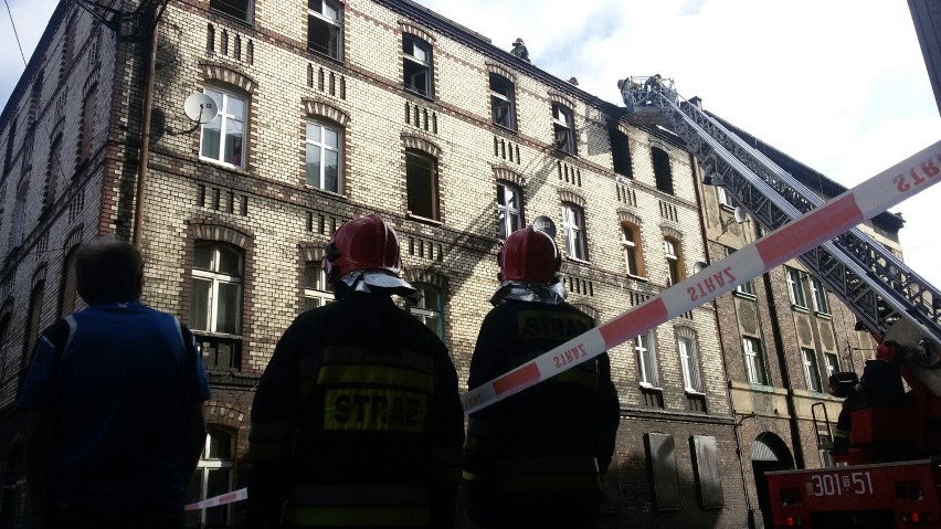 Pożar w Katowicach Zawodziu. Ewakuowano 20 osób. Jedna nie...