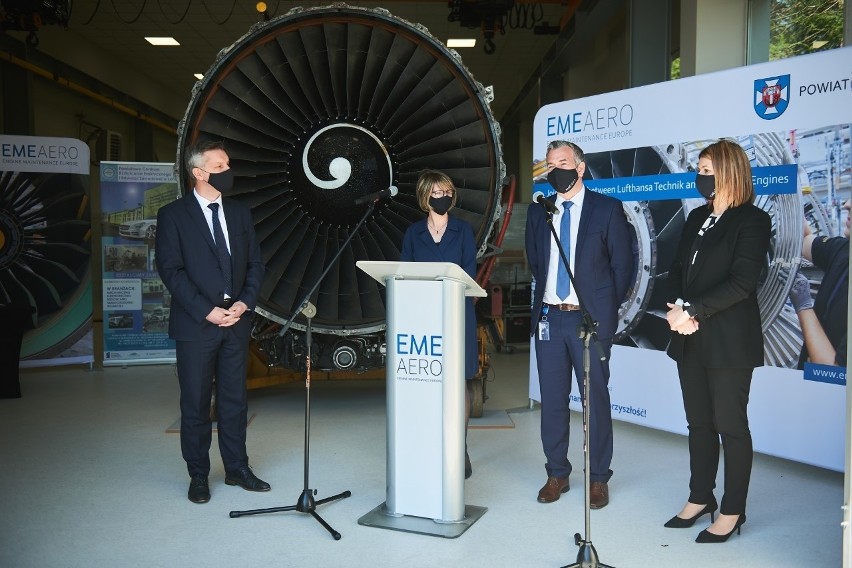 EME Aero podarowała silnik lotniczy Zespołowi Szkół nr 2 w Łańcucie. Aby uczyli się nam nim przyszli technicy mechanicy lotniczy 