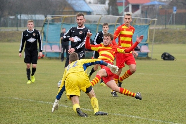 Piłkarze trzecioligowych rezerw Jagiellonii (na żółto-czerwono) we wtorek rozgromili jednego z beniaminków Romintę Gołdap 6:0 i teraz liczą na podobny wynik z innym nowicjuszem