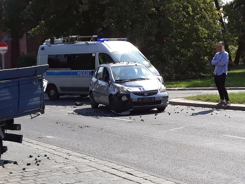 Wypadek na obwodnicy śródmiejskiej. Po zderzeniu, z auta wysypał się węgiel (ZDJĘCIA)