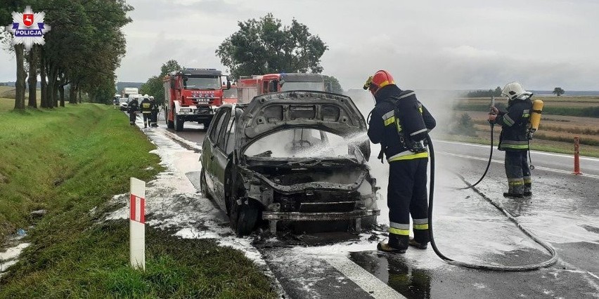 Na drodze krajowej nr 17 w Łopienniku Dolnym samochód osobowy zapalił się podczas jazdy