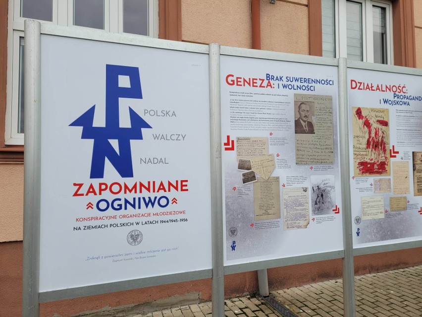 Plenerowa wystawa w II Liceum Ogólnokształcącym w Sandomierzu poświęcona młodym ludziom walczyącym o Polskę. Warto zobaczyć