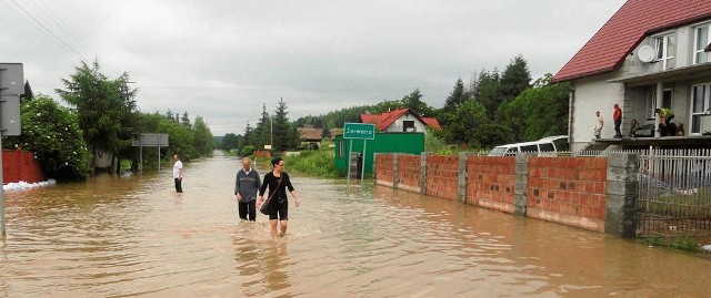 Powiat krakowski. Wysoka woda zalała domy i podwórka mieszkańców kilku gmin, zniszczyła drogi, uszkodziła mosty