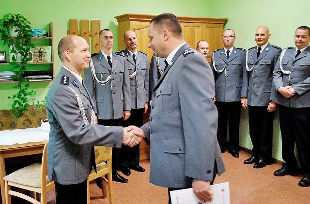 Komendantem w Nowem został asp. st Jarosław Chabow-ski, któremu awansu gratulował insp. Dariusz Knoff.