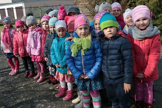 Na zdjęciu: Pięciolatki z grupy Pszczółek ze Skwierzyny są zachwycone swoim przedszkolem.