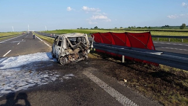 Do tragicznego wypadku doszło w sobotę, 18 maja, na trasie S3 na wysokości Mielna Pyrzyckiego (woj. zachodnio-pomorskie). Zderzyły się audi i matiz. Jedno auto spłonęło. Jedna osoba nie żyje, dwie są ranne.Do wypadku doszło na prostym odcinku drogi. Z niewyjaśnionych jeszcze przyczyn kierujący matizem zjechał na prawy pas i tam zatrzymał się. Wtedy w matiza uderzyło audi. Zaraz po zderzeniu matiz stanął w płomieniach.Kierowcy matiza udało się wysiąść z płonącego auta. Niestety, pasażer na tylnym siedzeniu został w samochodzie. Zginął w płonącym aucie.Na miejsce przyjechały służby ratunkowe. Ranny kierowca matiza z poważnymi  poparzeniami został przewieziony do szpitala w Gryficach. Na miejscu pracują policjanci z Gryfic. Ustalają jak doszło do tragicznego wypadku.Zobacz wideo: Jak udzielać pierwszej pomocy ofiarom wypadków