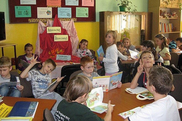 Uczniowie SP nr 4 w Łomży chętnie przychodzą do biblioteki. Wszyscy odwiedzający mogą wpisać swoje życzenia do specjalnej księgi.