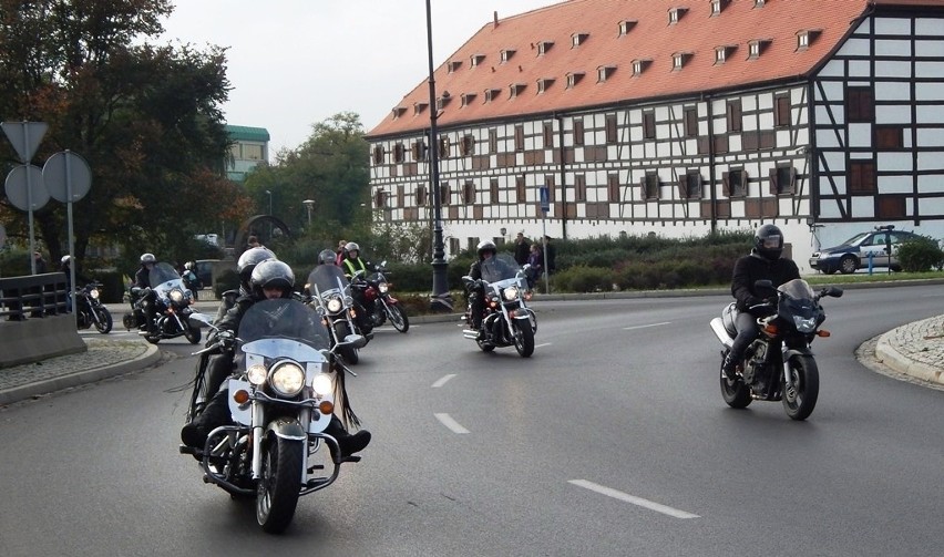Motocykliści przejechali przez miasto