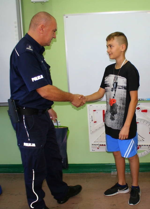 12-letniego Pawła, który ruszył w pogoń za sprawcą kolizji, policjanci odwiedzili w jego szkole.  