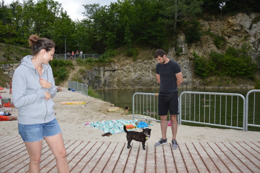 Zabierzów. W kamieniołomie powstało miejsce do rekreacji i plażowania. Także do spacerów z psami 