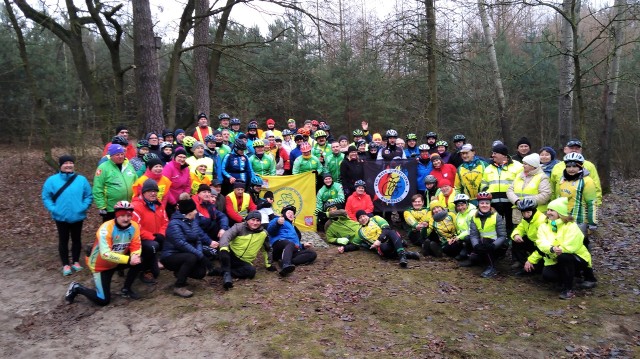 Klub Turystyki Rowerowej "Kujawiak" w Inowrocławiu zaprosił cyklistów do udziału w rajdzie "Śnieżne Tropy". W imprezie wzięła udział grubo ponad setka cyklistów z Inowrocławia, Kruszwicy, Solca Kujawskiego, Pobiedzisk, Gniezna, Radziejowa, Włocławka, Plocka, Konina, Bydgoszczy i Torunia. Mimo chłodu przejechali na swych rowerach sporo kilometrów, by spotkać się na turystycznym ognisku przy leśniczówce Balczewo. Oprócz dobrej zabawy, pokonania tras i zwadzenia ciekawych miejsc, najważniejszym celem rajdu było udzielenie wsparcia Włodkowi, turyście rowerowemu z KTR Kujawiak, który przechodzi kosztowne leczenie. Cykliści pokazali, że zawsze można na nich liczyć. W imieniu organizatorów rajdu, dziękujemy wszystkim jego uczestnikom, którzy mimo chłodu, a odcinkami także i mżawki pojechali dla Włodka.