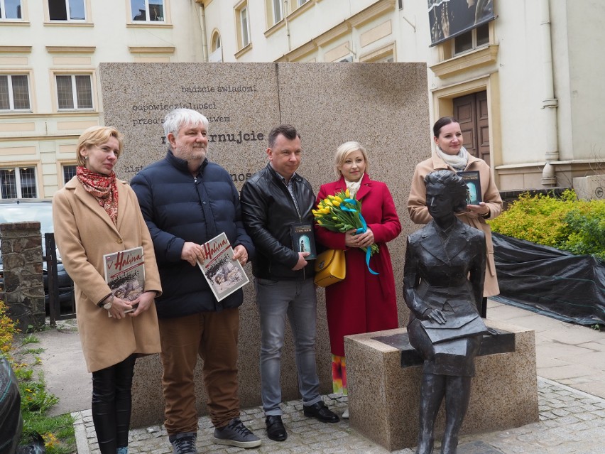 Premiera książki o słynnej agentce AK przy jej pomniku w Łodzi. Jej najsłynniejszy wyczyn to zlokalizowanie obiektów wojskowych w Hamburgu