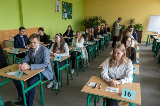 W IV LO w Bydgoszczy egzamin maturalny z języka angielskiego na poziomie podstawowym pisze zdecydowana większość uczniów, bo aż 156 osób na 157 tegorocznych maturzystów.