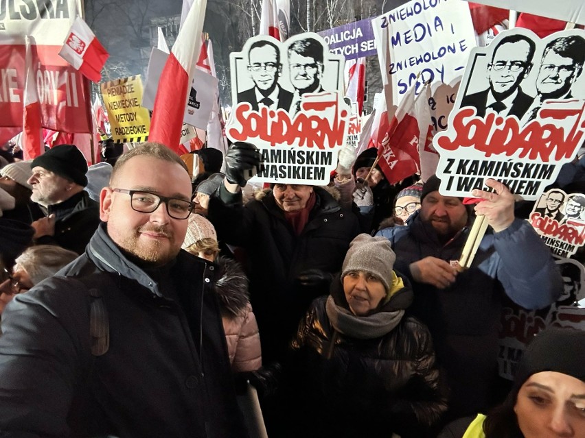 Protest wolnych Polaków przed Sejmem RP. Na demonstrację PiS przyjechały autokary z województwa podlaskiego. Zobacz, kto protestuje!