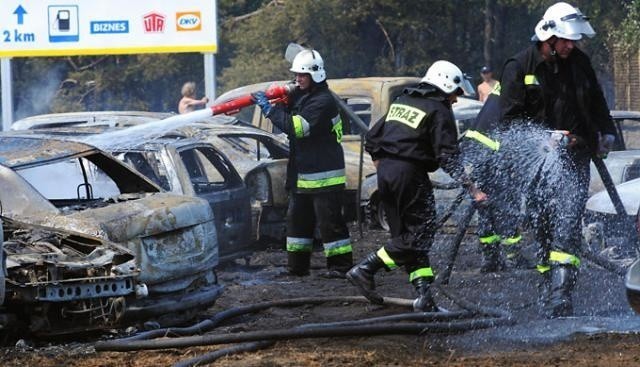 Pożar pochłonął ponad 20 samochodów [wideo i zdjęcia]