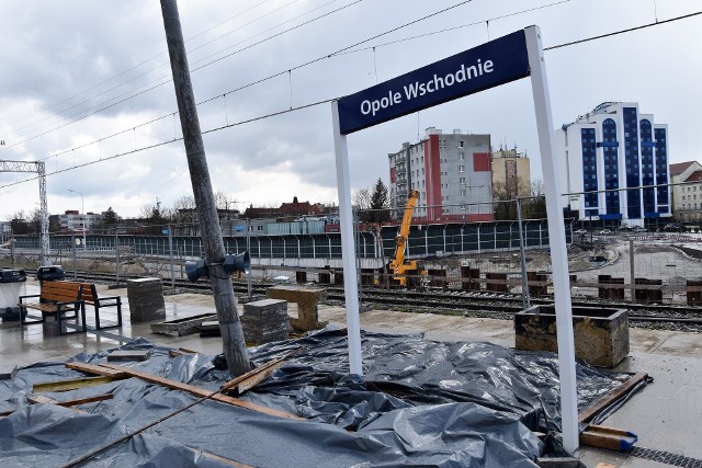 Centrum przesiadkowe Opole Wschodnie. Peron zapadł się w miejscu, w którym wykonywany jest nowy tunel w nasypie.