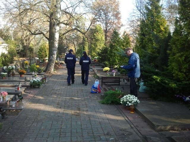 Policjanci ostrzegali przed złodziejami, którzy mogą pojawiać się na cmentarzach