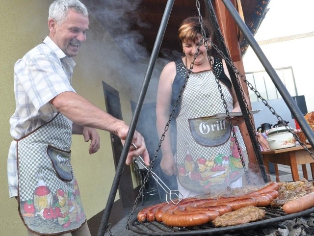 Sołtys wsi tradycyjnie zajmuje się pieczeniem kiełbasek.