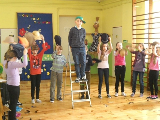 Uczniowie z Wiru udowodnili, że na szkolnym pokazie talentów potrafią tańczyć i śpiewać.