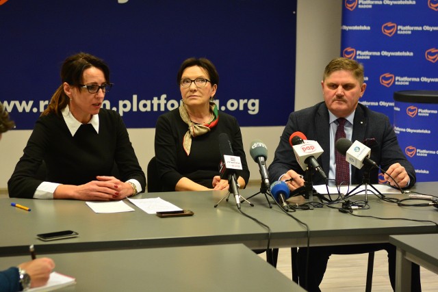 Od lewej:Anna Białkowska, Ewa Kopacz, Leszek Ruszczyk.