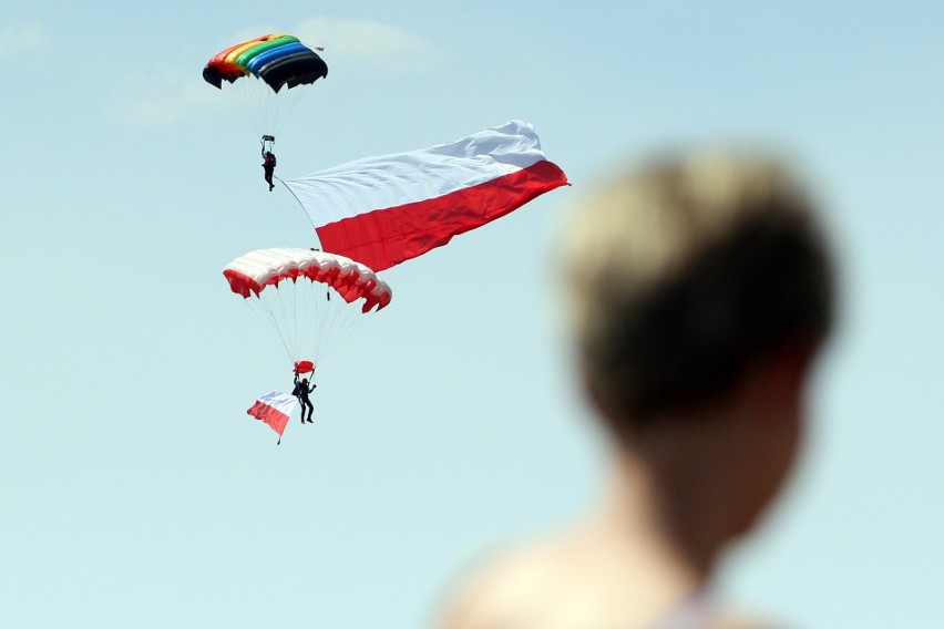 Air Festival Świdnik. Taniec Biało - Czerwonych Iskier na niebie [ZDJĘCIA, WIDEO]